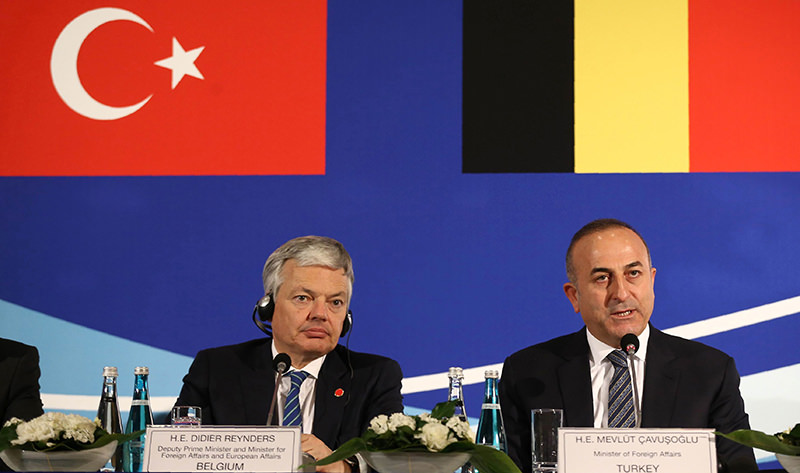 Belgian Foreign Minister Didier Reynders (L) and Turkish Foreign Minister Mevlu00fct u00c7avuu015foglu deliver a press conference after talks during a Foreign Affairs, Justice and Interior Ministers meeting in Ankara on March 9, 2016. (AFP Photo)