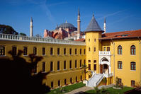 The building of the Four Seasons Sultanahmet Hotel, which was the very first branch of the Four Seasons, happens to have been established in an old prison that dates back to 1918. Today, it has become a luxury hotel.