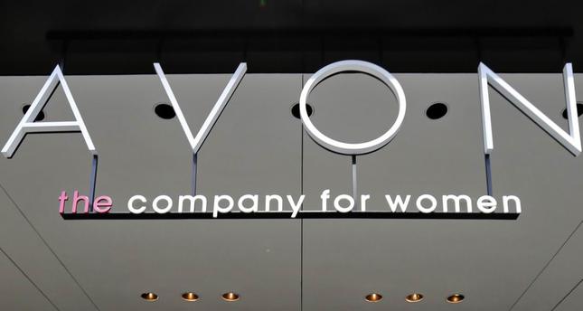 Avon to cut 2,500 jobs, move headquarters to Britain