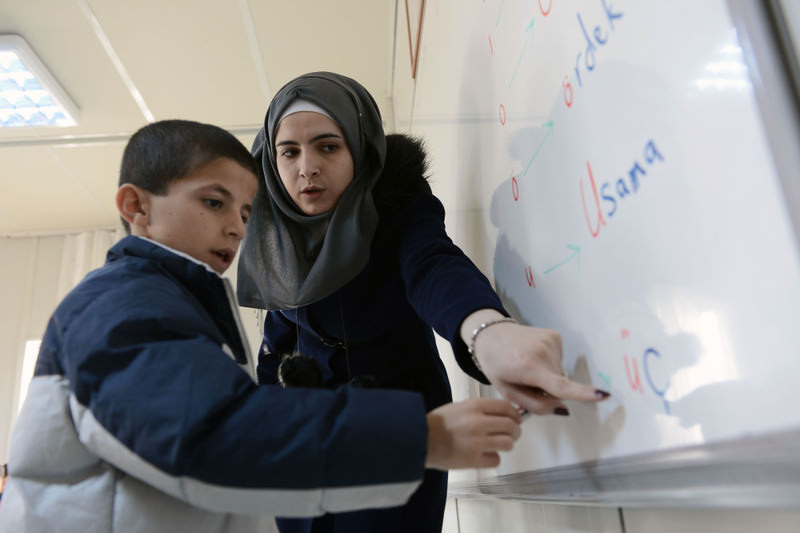A Syrian teacher and her student at a refugee camp in the city of Malatya. (AA Photo)