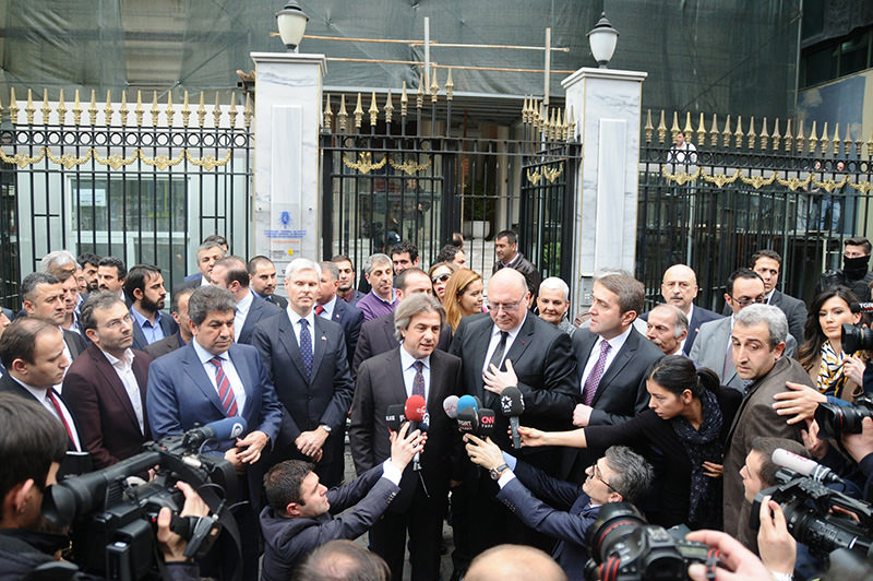 Belgian Consul General Vantieghem and Mayor Demircan (2nd and 3rd standing) adress to reporters in front of Belgian consulate. (Photo: Sabah / Mustafa Kaya)