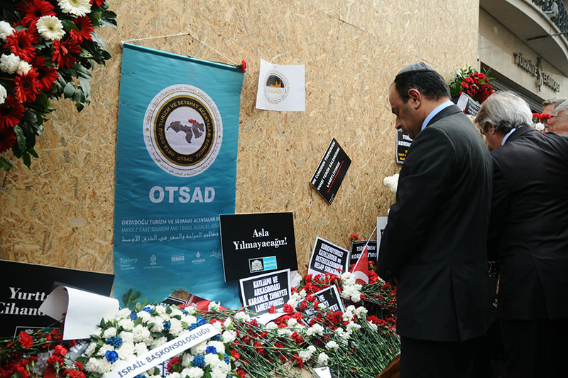 Israeli Consul General Cohen pays respects to the victims killed in the attack. (Photo: Sabah / Mustafa Kaya)