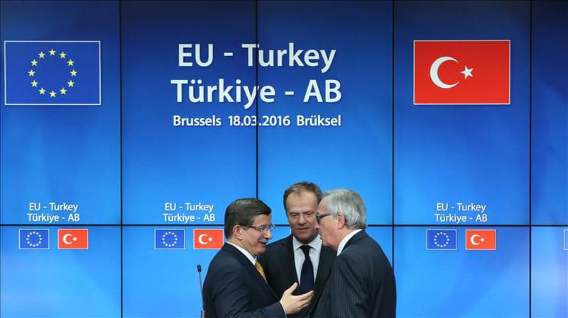 President of the European Council, Donald Tusk (C), Turkish Prime Minister Ahmet Davutoglu (L) and President of the European Commission, Jean-Claude Juncker (R) pose following a joint press conference. (AA Photo)
