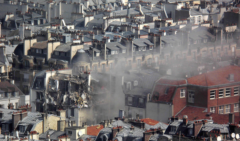 Smoke erupts from an appartment building following an explosion that occured in rue de Berite on April 1, 2016 in Paris (AFP Photo)