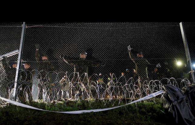 Hungarian soldiers close a border with Croatia near the village of Botovo, Croatia in this October 17, 2015 file photo. (REUTERS Photo)