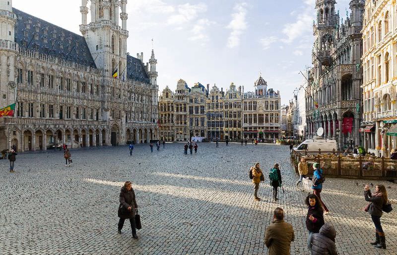 Tourists visit the almost empty Grand Place in Brussels on March 22, 2016, the day of the attacks on Brussels airport and a city metro station. (AFP Photo)