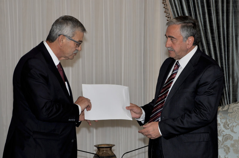Turkish Cypriot Prime Minister Kalyoncu (L) submitting his resignation to President Aku0131ncu0131 after his coalition partner withdrew from the government.