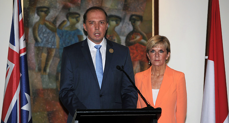 Australian Immigration Minister Peter Dutton (L) and Australian Foreign Minister Julie Bishop address journalists during a press conference in Nusa Dua, Bali on March 23, 2016 (AFP Photo)