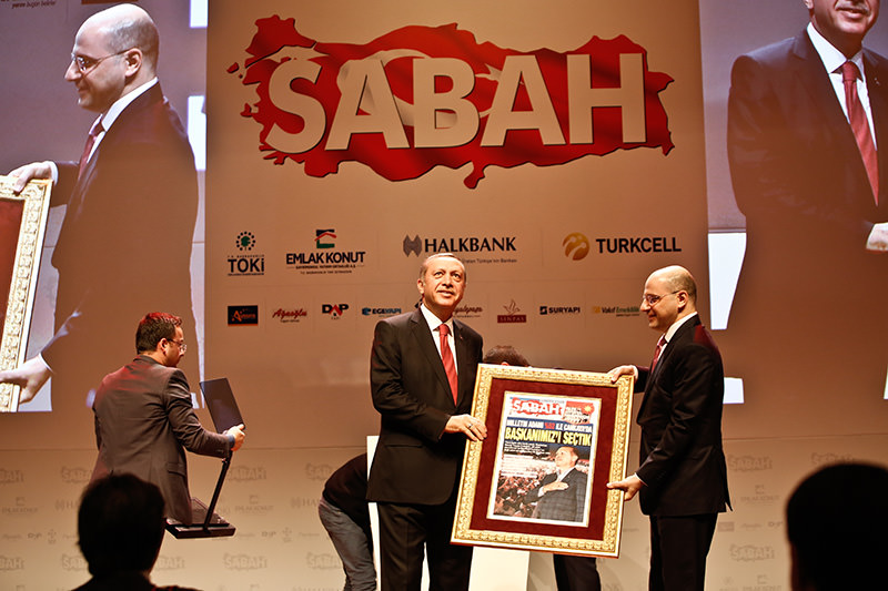 Turkuvaz Media Group Acting Chairman Serhat Albayrak (R) presents Erdoğan a framed copy of Sabah daily published on the next day of Aug. 10, 2014 presidential elections. (Photo: Murat Şengül)