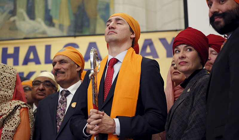 Canada's Prime Minister Justin Trudeau (C) holds a ceremonial sword that was presented to him while taking part in a Vaisakhi celebration on Parliament Hill in Ottawa, Canada, April 11, 2016 (Reuters Photo)