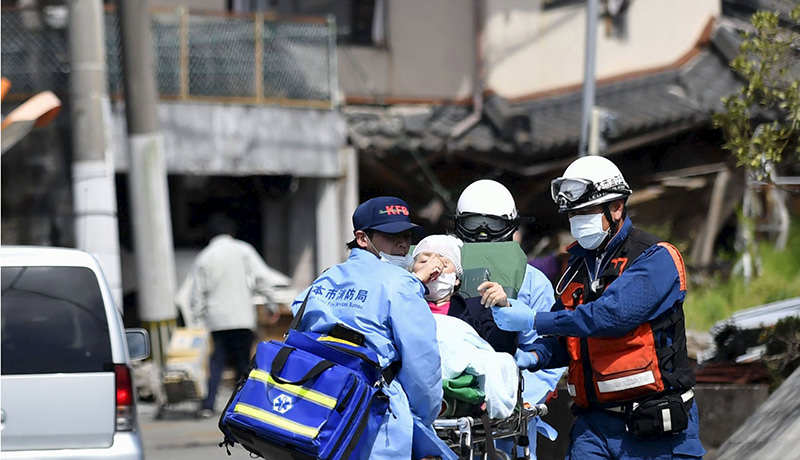 An injured person is carried by rescuers near a damaged house caused by an earthquake in Mashiki town, Kumamoto prefecture, southern Japan, in this photo taken by Kyodo April 15, 2016 (Reuters Photo)