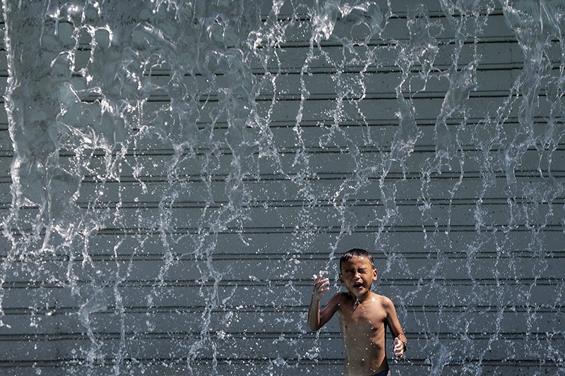  A child takes a bath on the fountain in KLCC Park due to hot weather in Kuala Lumpur, Malaysia, 29 March 2016. (EPA Photo)