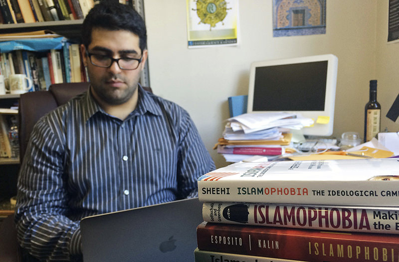 Khairuldeen Makhzoomi works in his office in Berkeley, Calif., Monday, April 18, 2016 (AP Photo)