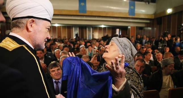 Mufti sheikh Ravil Gaynutdin (L) speaks with a Crimean Tatar woman during the extraordinary session of the Kurultai (national Congress) of the Tatar people, Crimea, Ukraine, 29 March 2014. (EPA Photo)