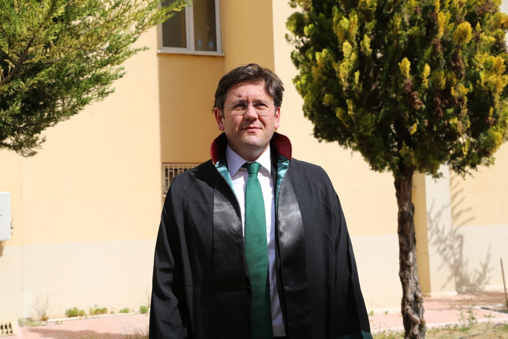 A large number of lawyers attended the trial to defend the  plaintiffs. İsmail Cenk Dilberoğlu (R), president of the Ensar Foundation, personally represented the victims.