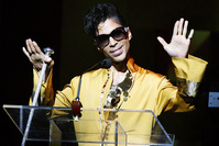 Musician Prince gestures on stage during the Apollo Theatre's 75th anniversary gala in New York, June 8, 2009. (REUTERS Photo)