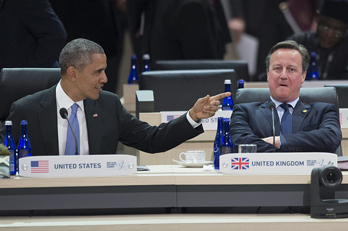 US President Barack Obama (L) speaks beside British Prime Minister David Cameron (R) at the closing plenary session of the 2016 Nuclear Security Summit at the Washington Convention Center in Washington, DC, USA, 01 April 2016. (EPA Photo)