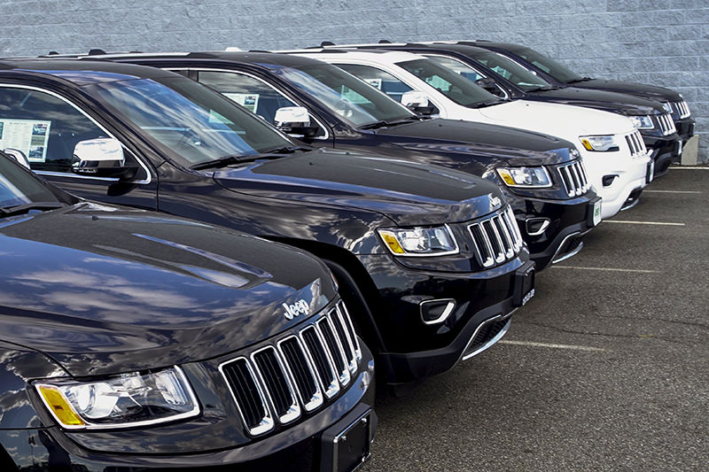 2015 JEEP GRAND CHEROKEE ARE EXHIBITED ON A CAR DEALERSHIP IN NEW JERSEY, JULY 24, 2015. (REUTERS Photo)