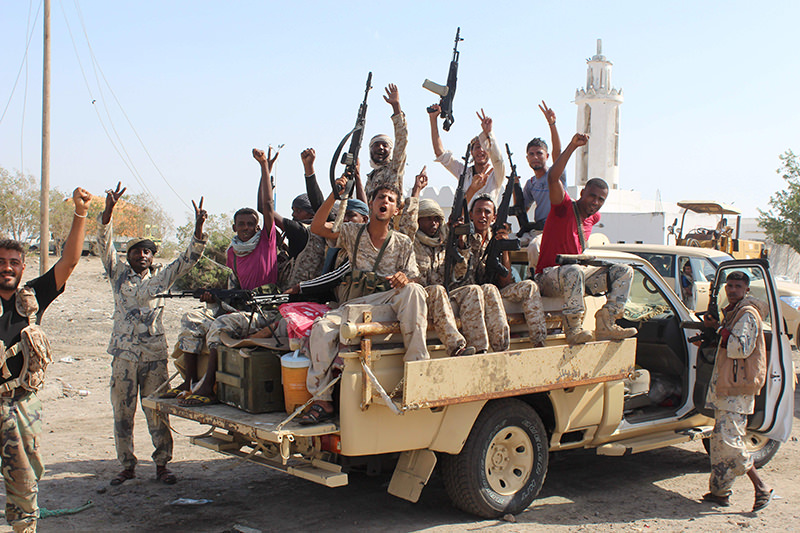 Forces loyal to the Saudi-backed Yemeni president flash their arms as they take part in an operation to drive Al-Qaeda fighters out of the capital,on April 23, 2016. (AFP Photo)