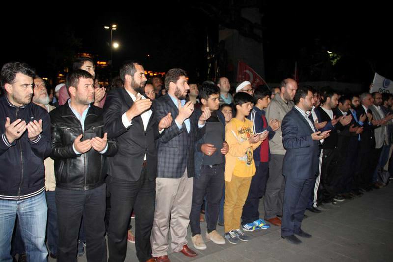 Hundreds of Turks praying for Nizami. (AA Photo)