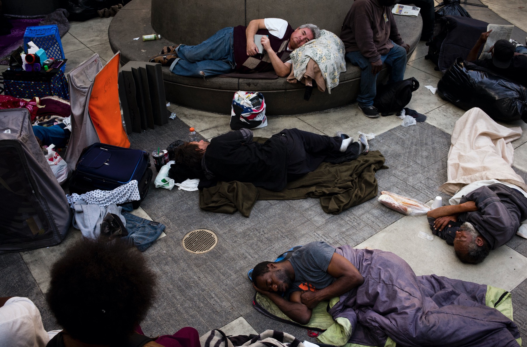 Толпа срущих. Бездомные люди в Америке.