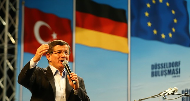 رئيس الوزراء التركي، احمد داوود اوغلو، خلال كلمة ألقاها في جمعية اتحاد الديمقراطيين الأتراك الاوروبيين في ألمانيا، وكالة الأناضول للأنباء