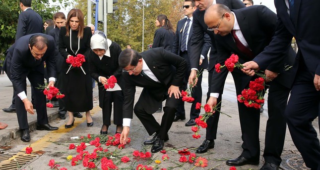داوود أوغلو يقوم بزيارة ميدانية لموقع حادث أنقرة