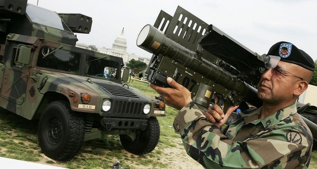 جندي أمريكي يقوم باستعراض صواريخ ستنجر أمريكية الصنع الارشيف