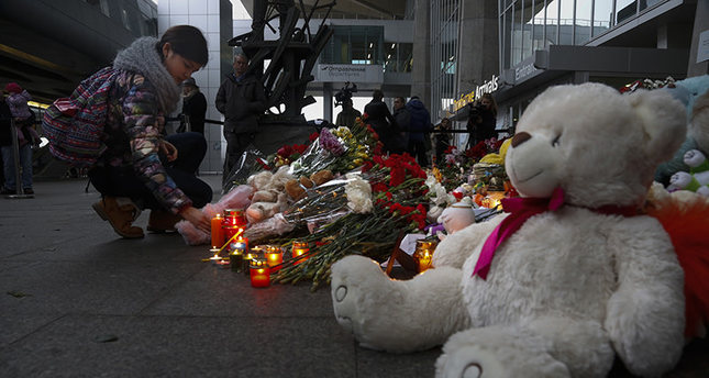 مواطنون روسيون يضعون الزهور لأرواح ضحايا الطائرة المنكوبة  في مطار بيتر سبيرغ الروسي