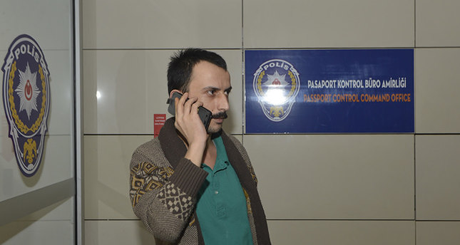 أحد الأتراك المفرج عنهم، بعد وصوله الى مطار أتاتورك الدولي