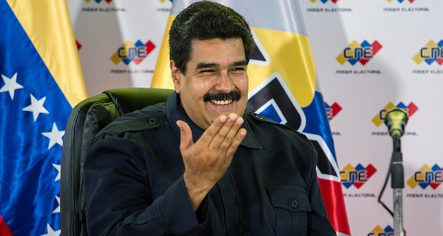 رئيس فنزويلا يتعهد بحلق شاربه في حال أخفقت الحكومة في تنفيذ مشروعها السكني