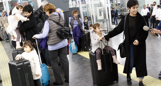 النجمة التركية توبا تسافر مع ابنتيها التوأم الى باريس