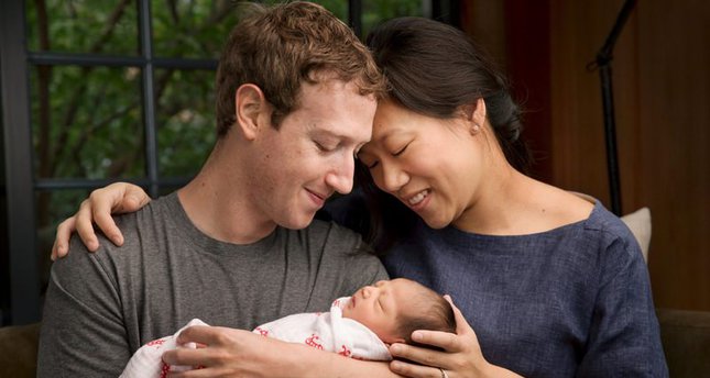 مؤسس فيسبوك مارك زوكربيرغ، وزوجته  برسيلا تشان، مع طفلتهما ماكس   رويترز