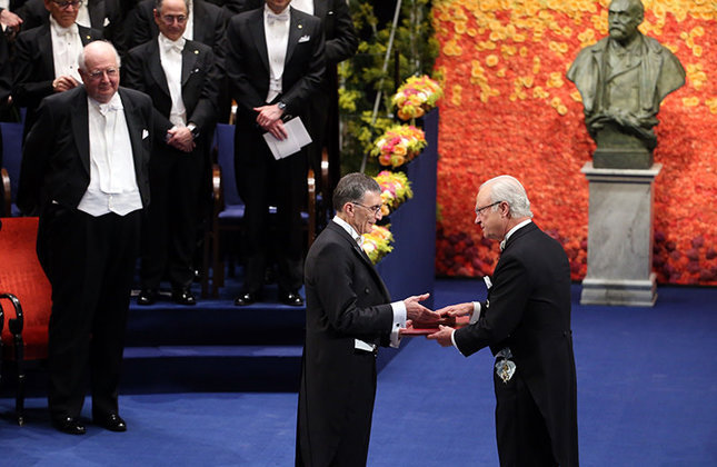 العالم التركي عزيز سنجار يتسلم جائزة نوبل في الكيمياء  