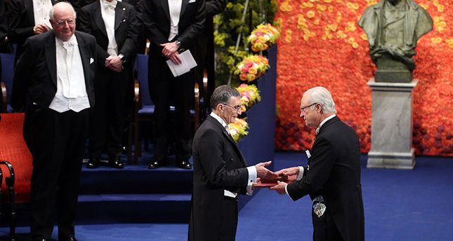 ملك السويد كارل غوستاف السادس عشر يقوم بتسليم جائزة نوبل للكيمياء لعام 2015 للعالم التركي الأصل عزيز سنجار   وكالة الأنباء الفرنسية