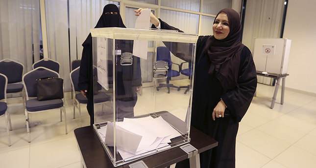 امرأة سعودية تشارك لأول مرة في الانتخابات البلدية ببلادها  آسوشيتد برس