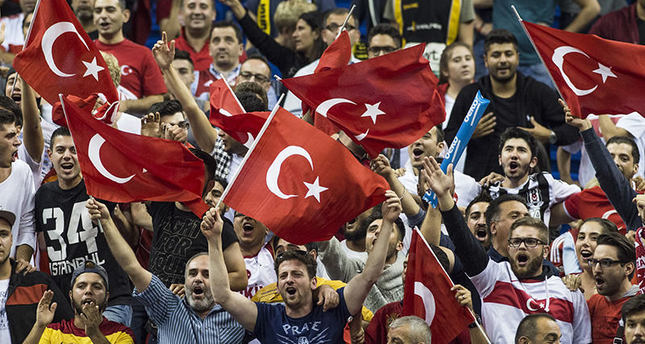 أتراك يشجعون منتخب بلادهم لكرة السلة في مباراته مع نظيره الإيطالي بالعاصمة برلين. 5 سبتمبر 2015   وكالة الأنباء الفرنسية