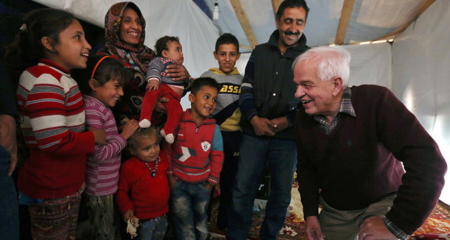 وزير الهجرة والمواطنة الكندي، جون مالكوم،خلال زيارته لعائلة سورية لاجئة في لبنان. اسوشيتد برس