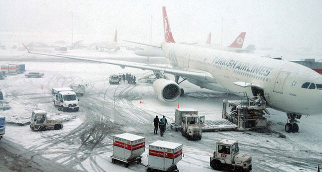 كثافة الثلوج توقف مئات الرحلات الجوية في اسطنبول تزامنا مع رأس السنة