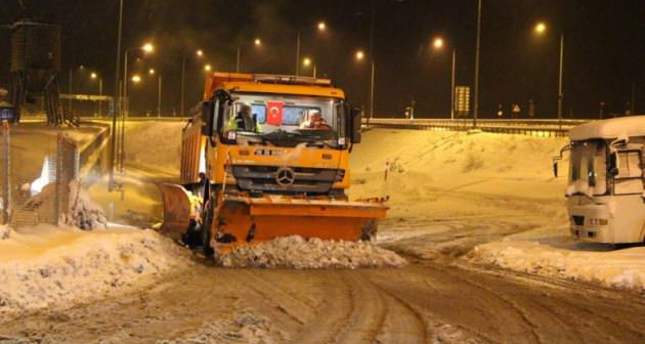 وزير المواصلات التركي يمضي ليلة رأس السنة مع العمال بكسح الجليد عن الطرقات
