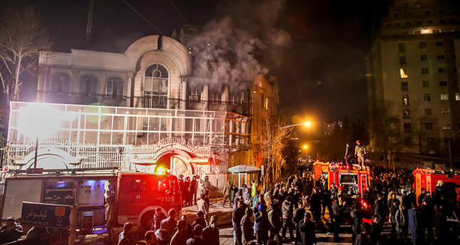 متظاهرون يضرمون النار في السفارة السعودية في طهران ردا على اعدام النمر