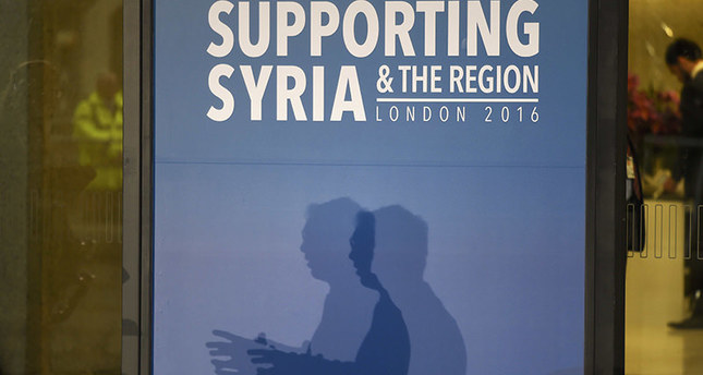 داود أوغلو يصل لندن للمشاركة في مؤتمر الدول المانحة لبحث الشأن السوري