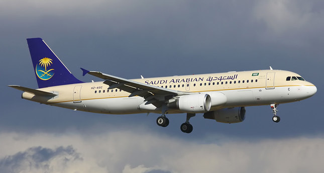 طائرة سعودية تنتظر موافقة من قطر للهبوط في الدوحة لنقل الحجاج