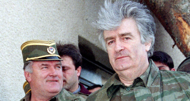 صورة أرشيفية لرادوفان كاراديتش ومساعده الجنرال راتكو مالديتش عام 1995   رويترز