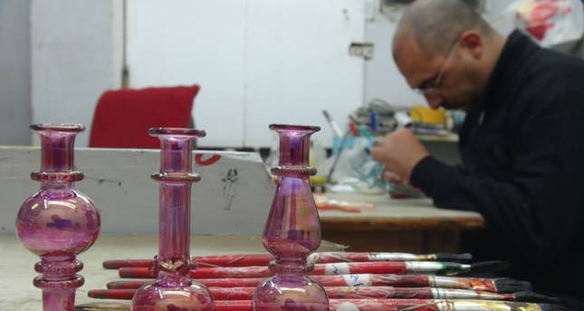 صناعة الزجاج المنفوخ.. حرفة فرعونية فى طريقها إلى الاندثار