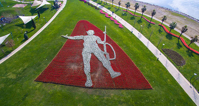 مجسم لجندي تركي مصنوع من 150 ألف زهرة توليب