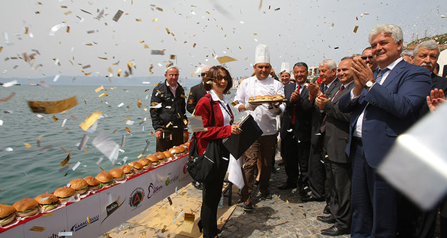 بـ3777 قطعة.. إزمير التركية تصنع أطول مائدة همبورغر في العالم