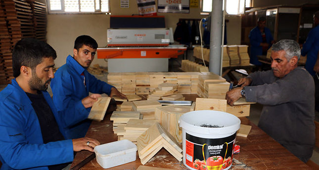 سجناء في تركيا يصنعون مقاعد المدارس وأقفاص الطيور