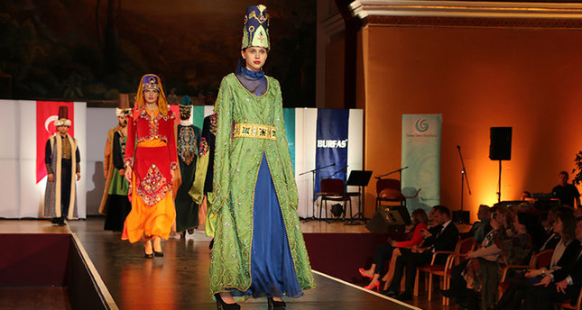 مؤسسة تركية تقدم عرض أزياء للملابس العثمانية في المجر