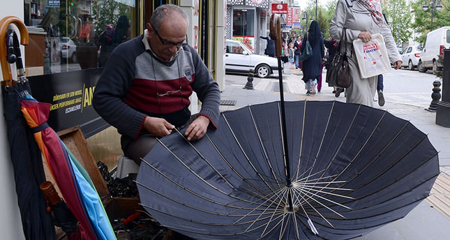 تركي يعمل على إصلاح الشمسيات منذ 40 عاماً